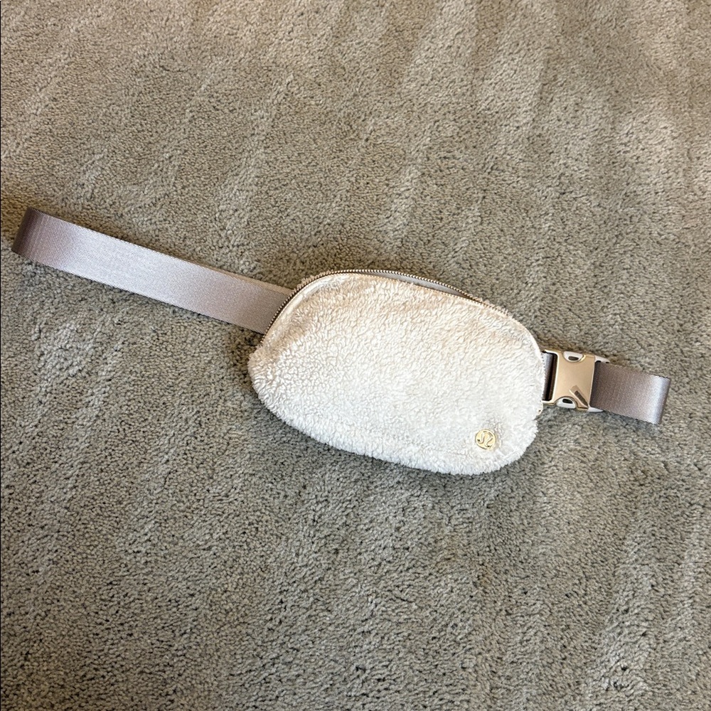 Lululemon Everywhere Fleece Belt Bag (Light Ivory)